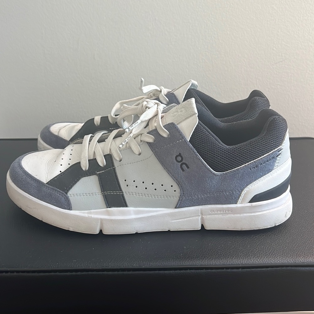 On Roger Clubhouse - 10.5 blue grey (very good condition)